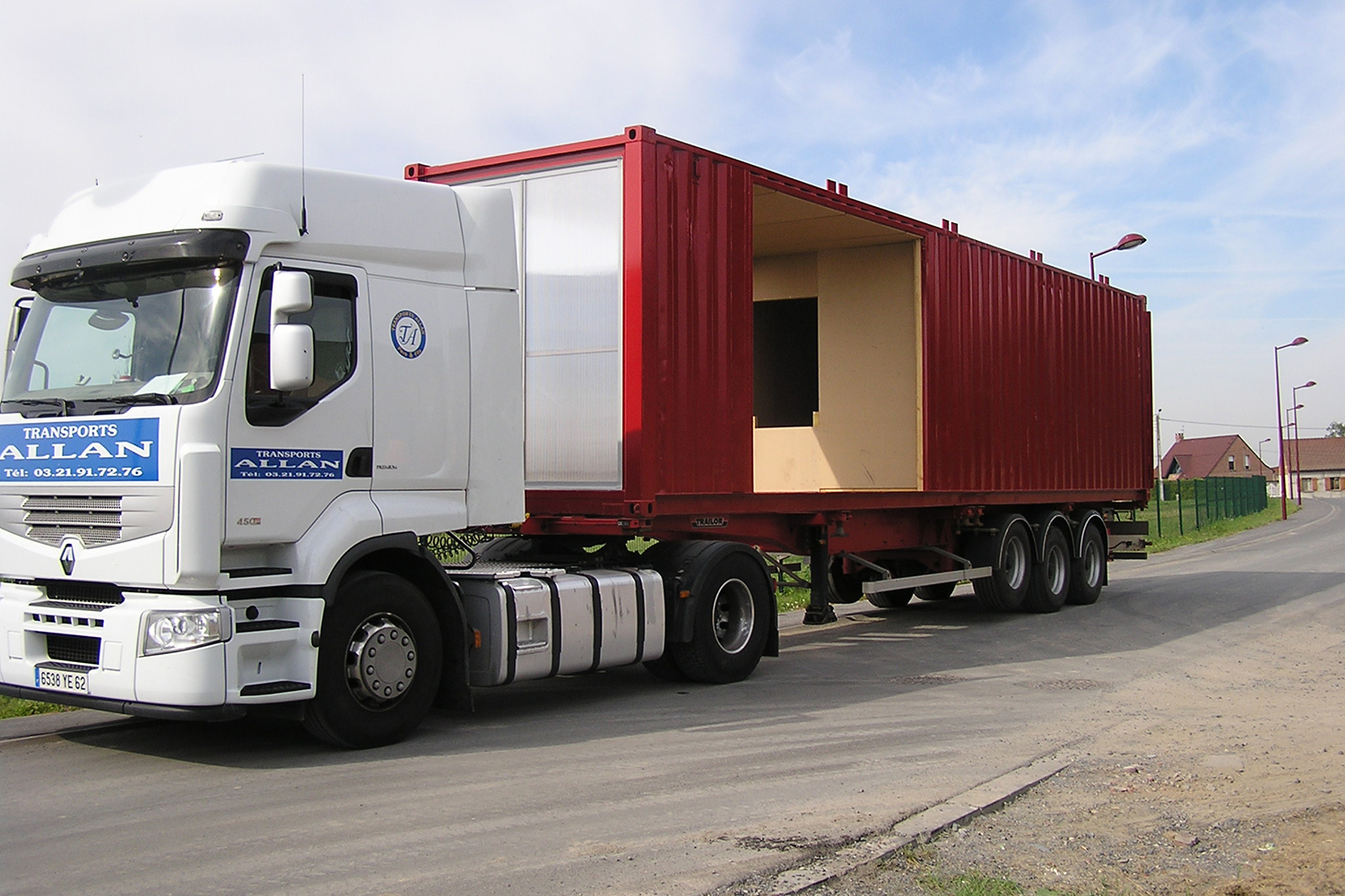 Les conteneurs arrivent en camion sur le site. ©Patrick PARTOUCHE