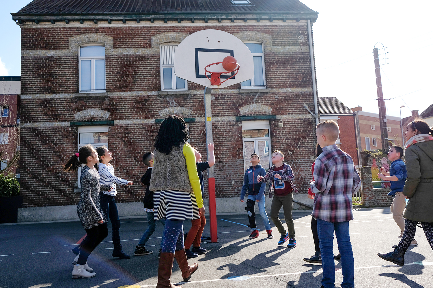 Les élèves n’ont pas l’habitude de jouer entre eux et ils peinent à différencier leurs coéquipiers.