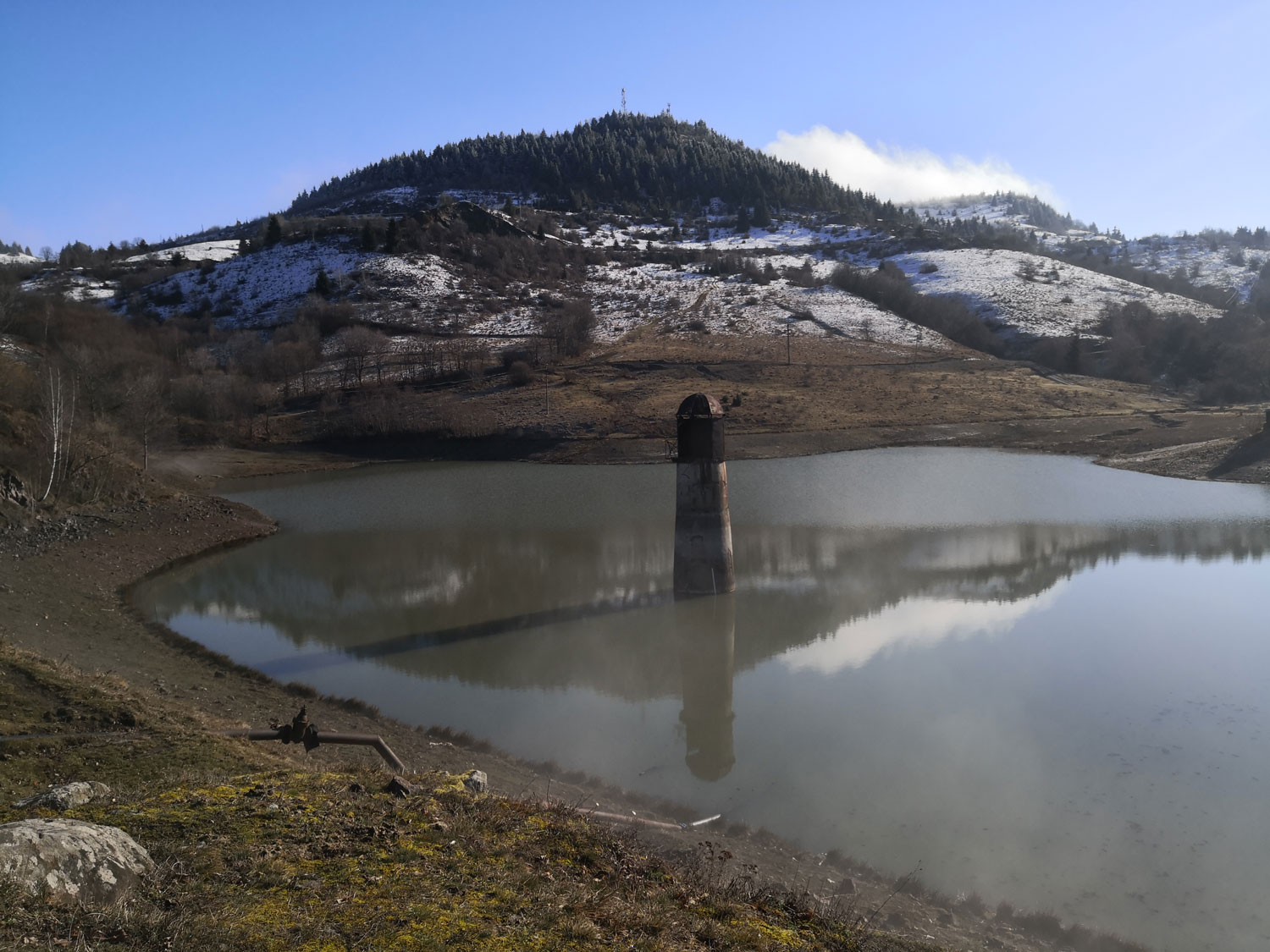 En route pour la mine, on tombe sur l’un des « tău » des environs : les tău sont des réserves d’eau créées par l’homme il y a des siècles pour faire marcher les bocards, car les débits des rivières étaient trop faibles © Globe Reporters