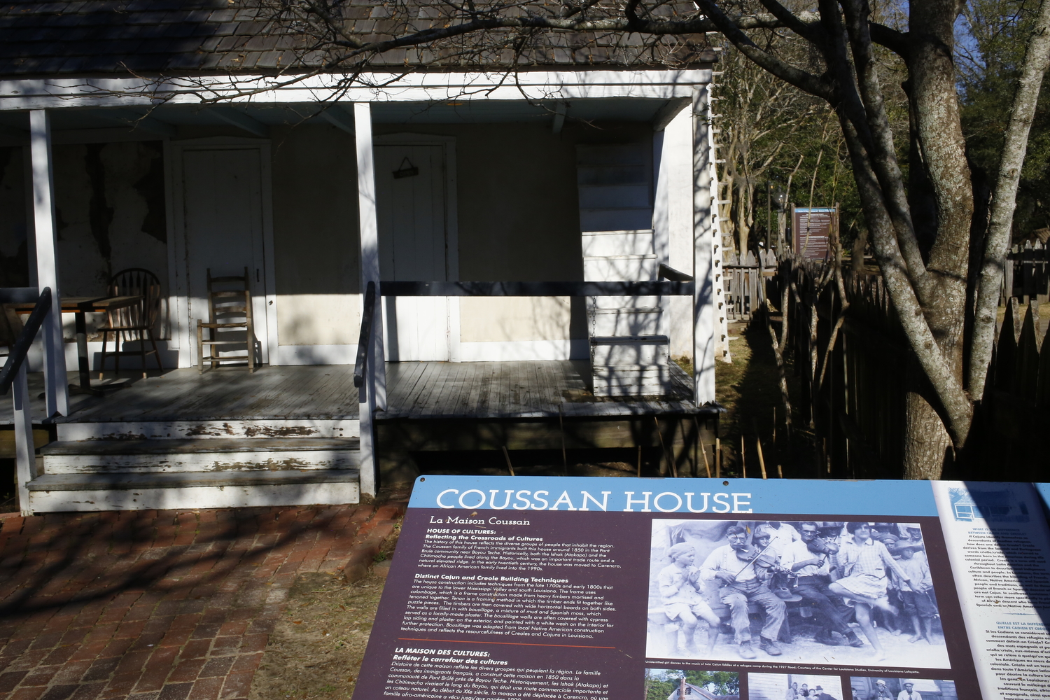 Panneau explicatif au musée de Vermilionville devant une ancienne maison cajun © Globe Reporters