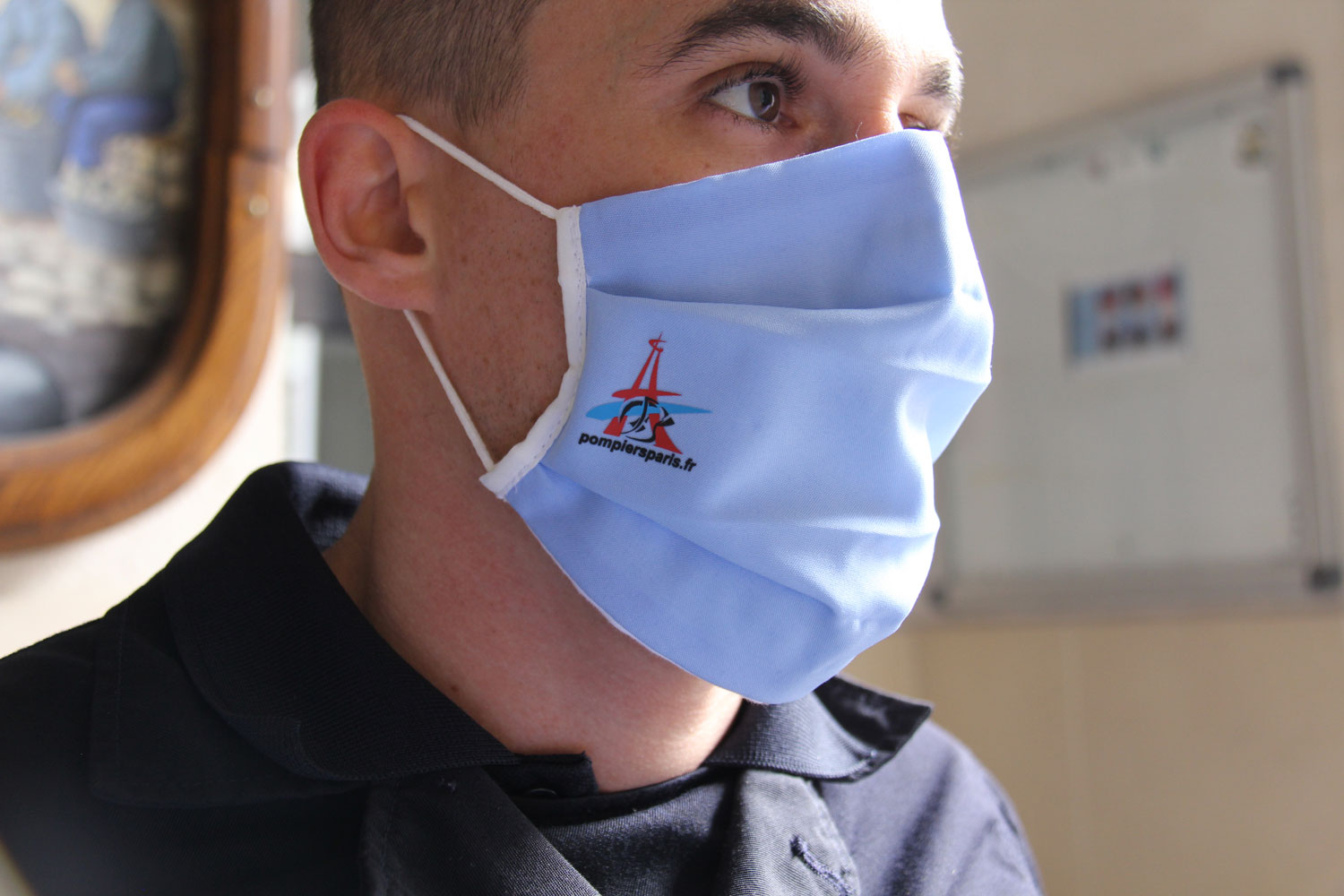 Les pompiers de Paris portent un masque avec leur logo © Globe Reporters