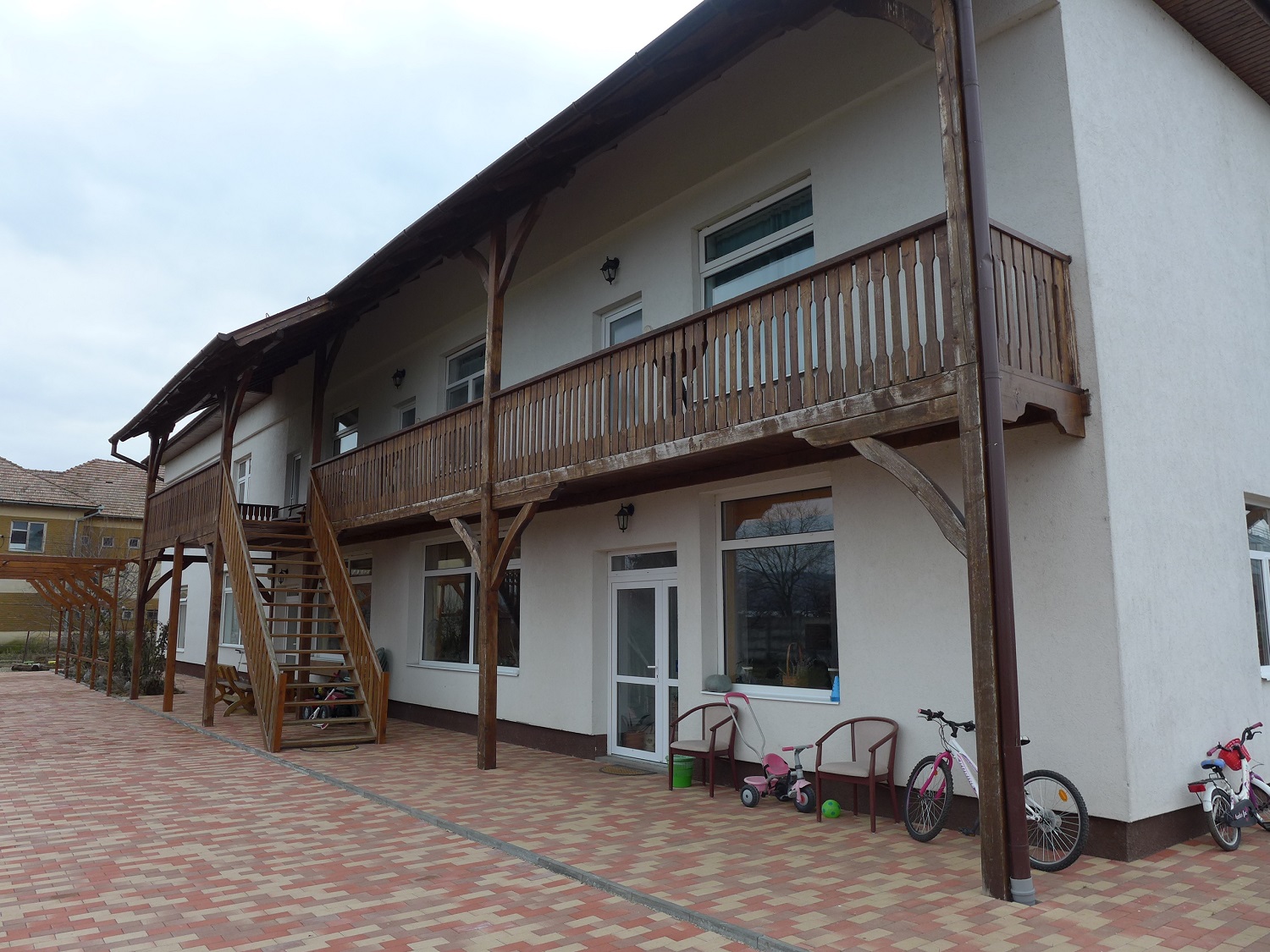 L’ancien bâtiment qui abritait l’administration de la ferme d’Etat et des logements pour les ouvriers. Il a été transformé en pension touristique.