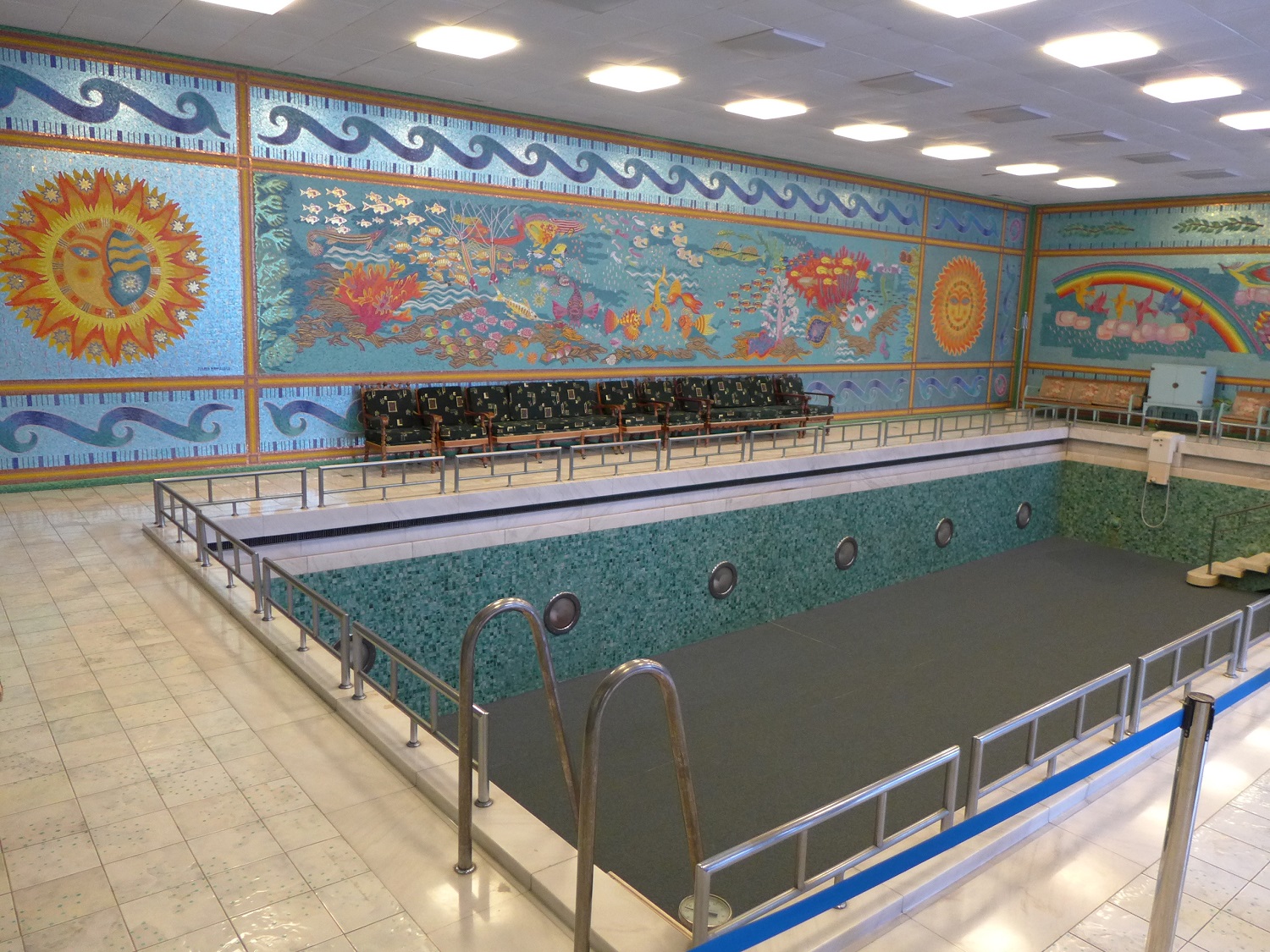 La piscine, décorée de mosaïques