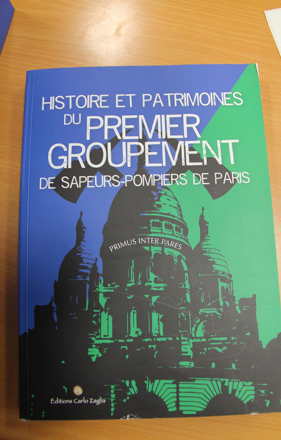 Le livre sur l’histoire des pompiers de Paris a été offert aux globe-reporters © Globe Reporters 