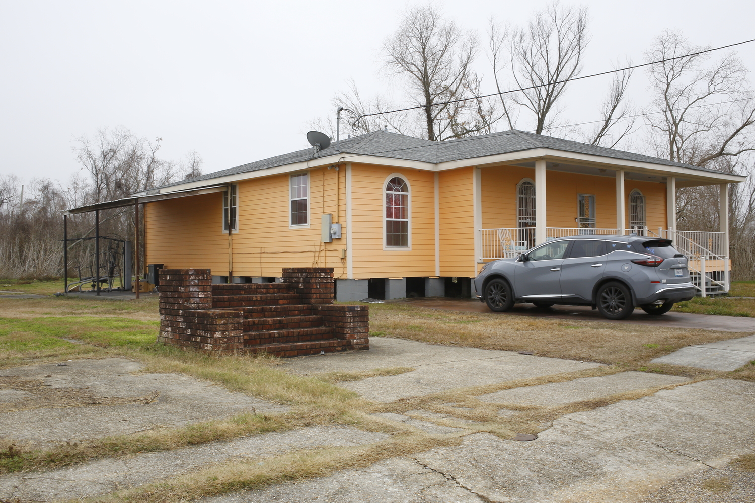 Une maison neuve et habitée du Lower Ninth Ward, avec les traces d’escalier d’une ancienne maison qui a été détruite par les crues © Globe Reporters