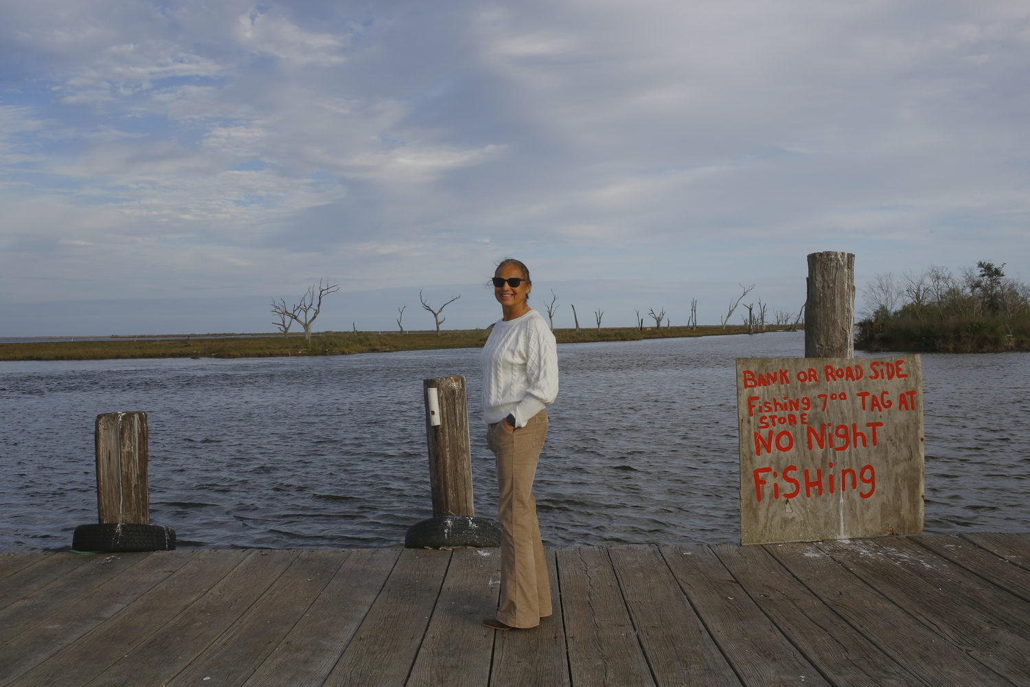 Le bout des terres de la tribu, aujourd’hui marais et zone de pêches. Christine raconte que toute cette zone était de la terre avant la montée de l’eau salée. Les arbres au fond, des chênes, sont morts car ils ne peuvent pas survivre dans l’eau salée © Globe Reporters