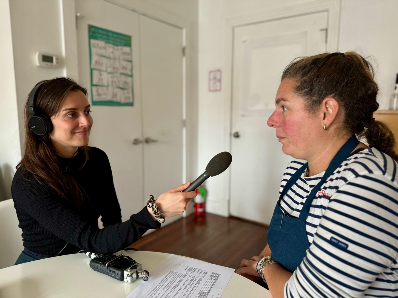 Elizabeth, la chargée de communication, prend en photo notre envoyée spéciale en pleine interview avec Adrienne FLAMENT RESH © École bilingue de La Nouvelle-Orléans