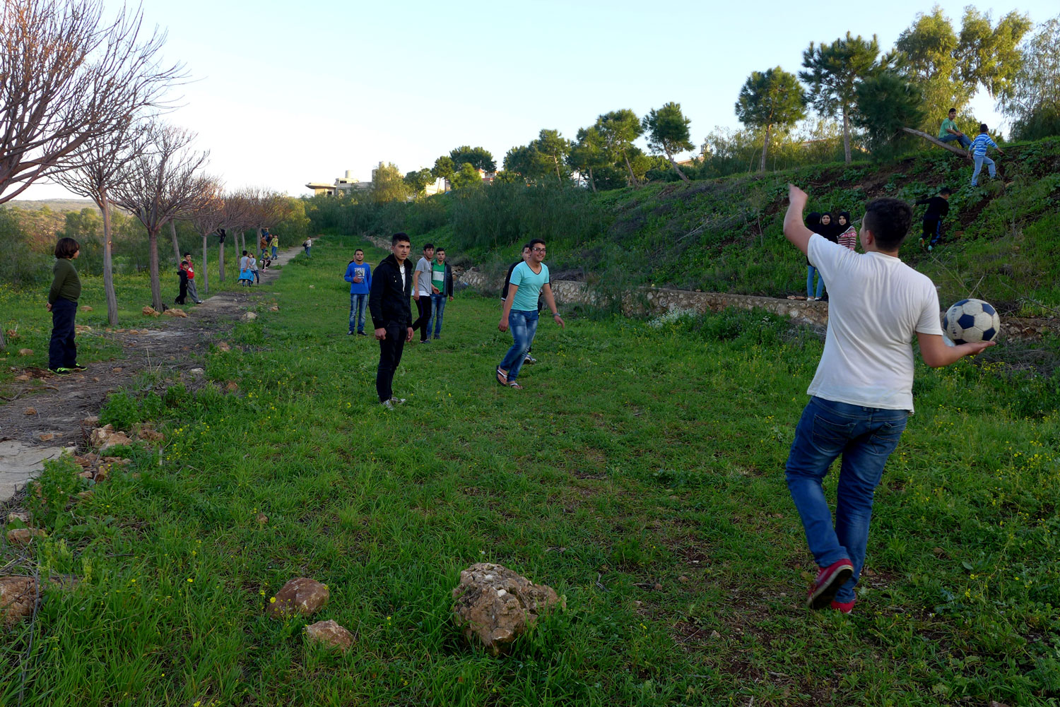 Les jeunes ont réinvesti le jardin ce qui rend heureuse Rima © Globe Reporters