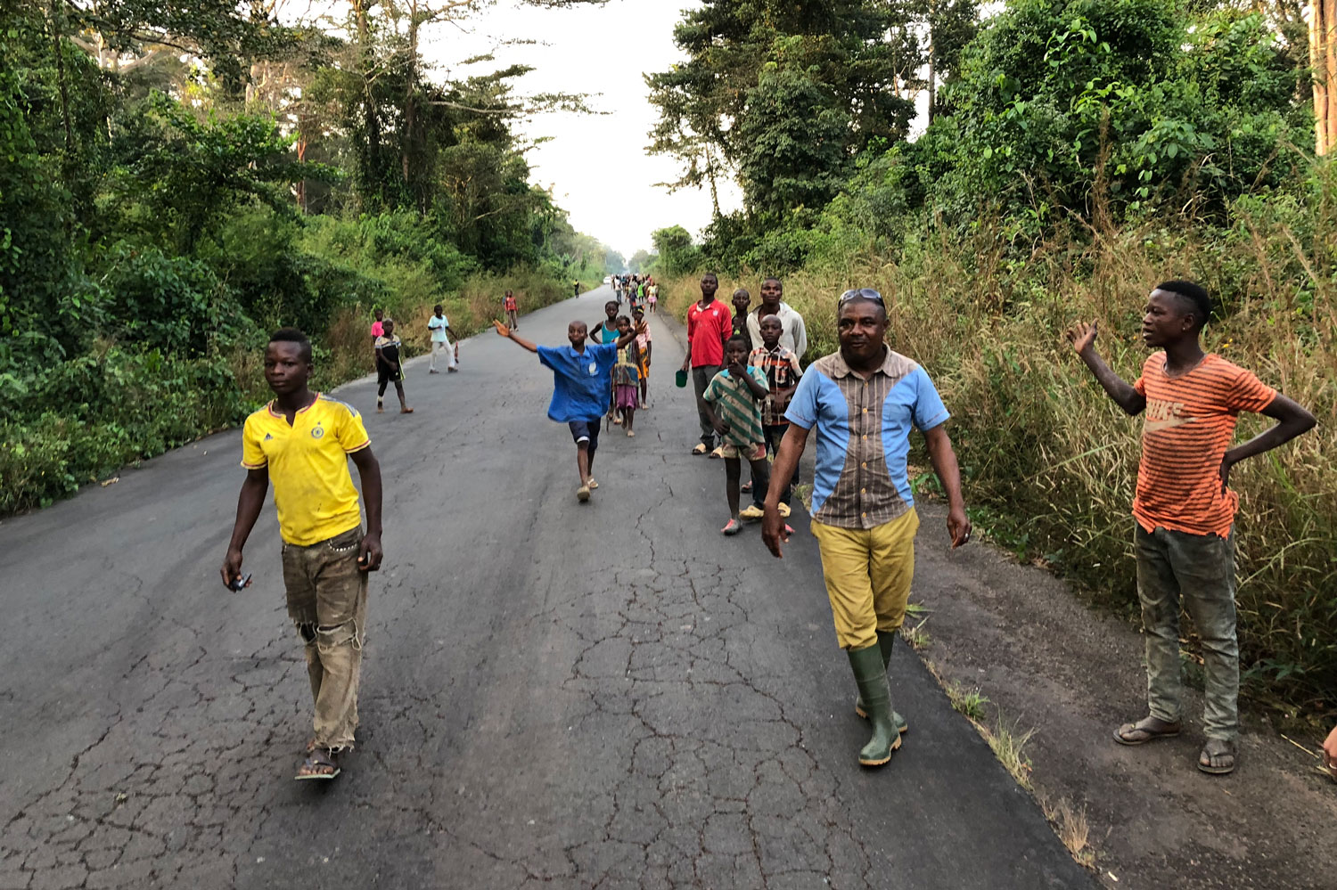 Les enfants du village accourent pour voir les éléphants.