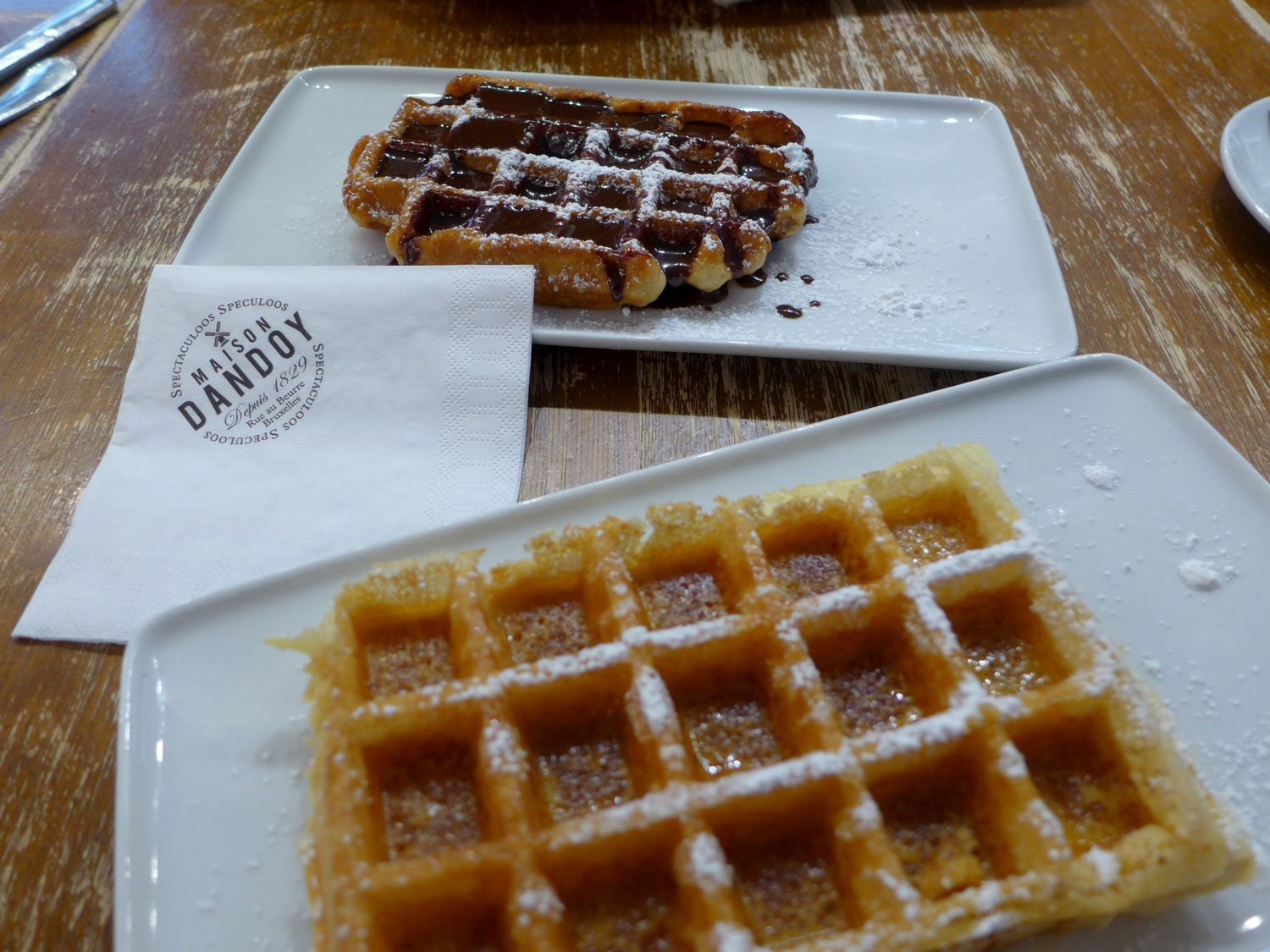 Il est temps de faire une pause. Le célèbre café Dandoy propose des gaufres de Liège (la ronde) et de Bruxelles