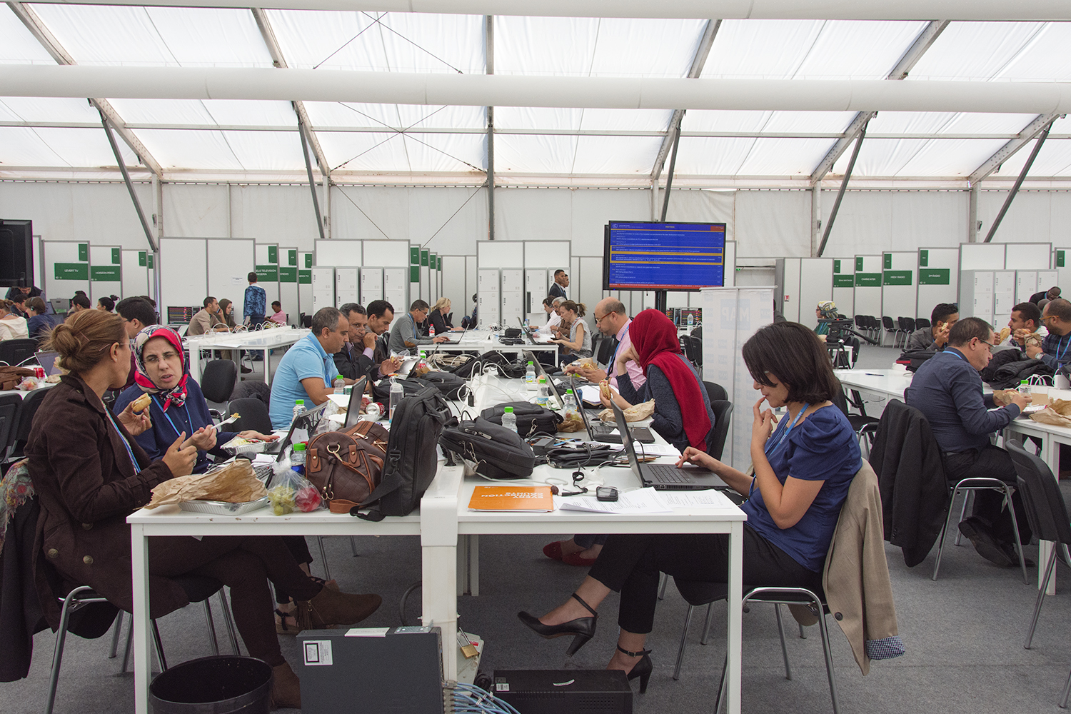 Pause lunch sur le pouce pour les journalistes