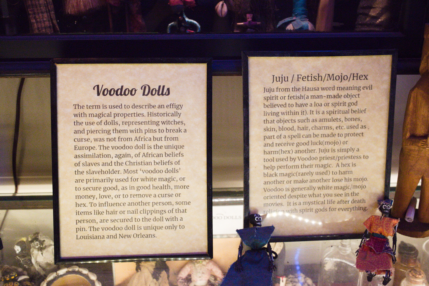 Au musée du vaudou : explications poupées © Globe Reporters