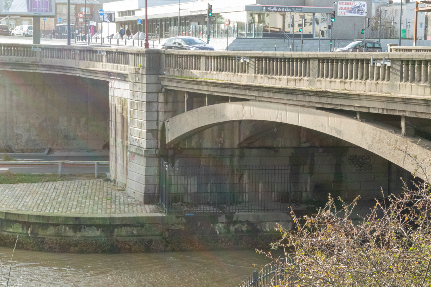 La Ville a installé des barrières sous les ponts pour empêcher les migrants de s’y installer.