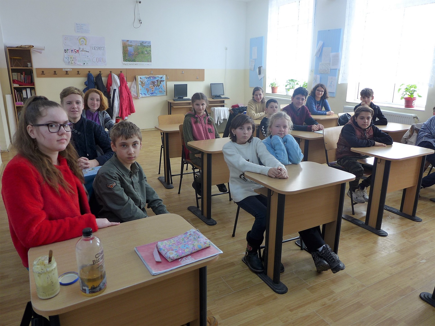 Tout le colège rassemblé dans la classe des 7e-8e.