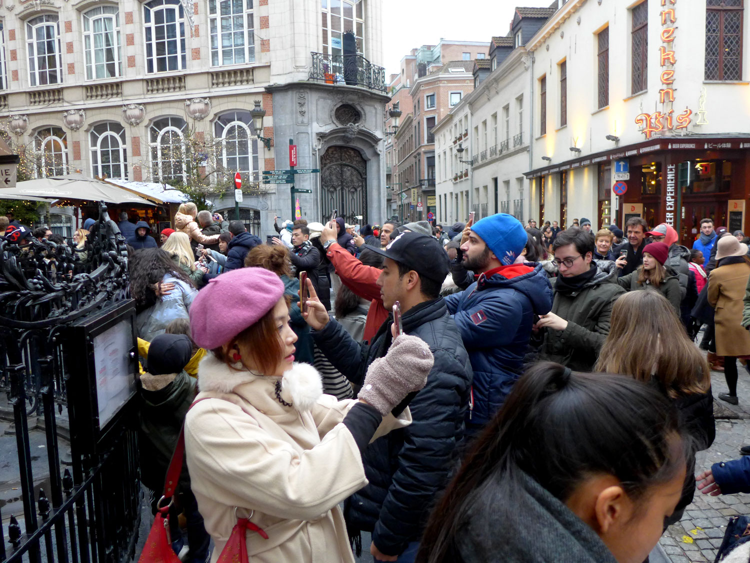 Pourquoi tout le monde sort son appareil photo au coin de cette rue ?