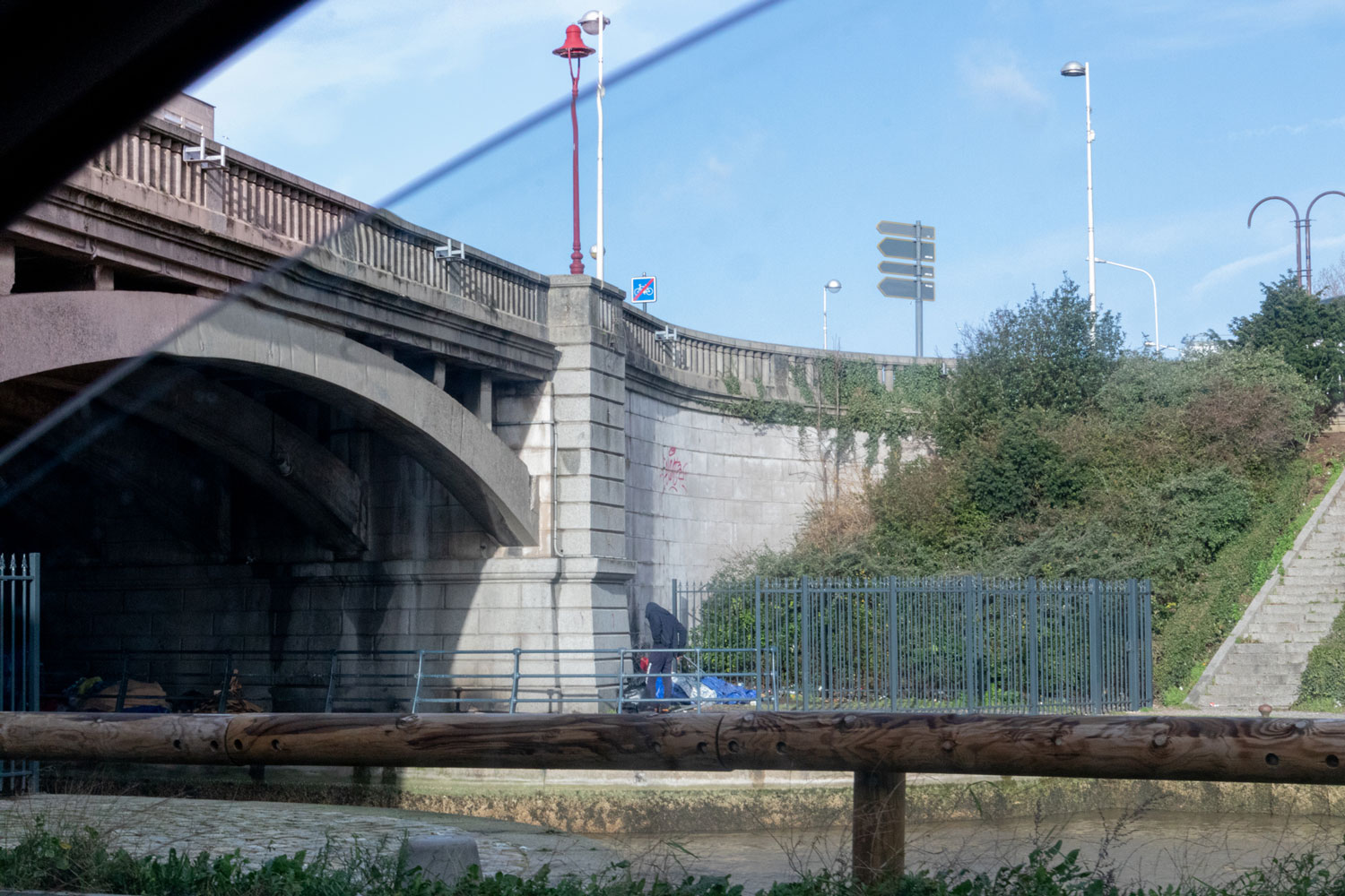 Les ponts restent des abris pour les personnes réfugiées.