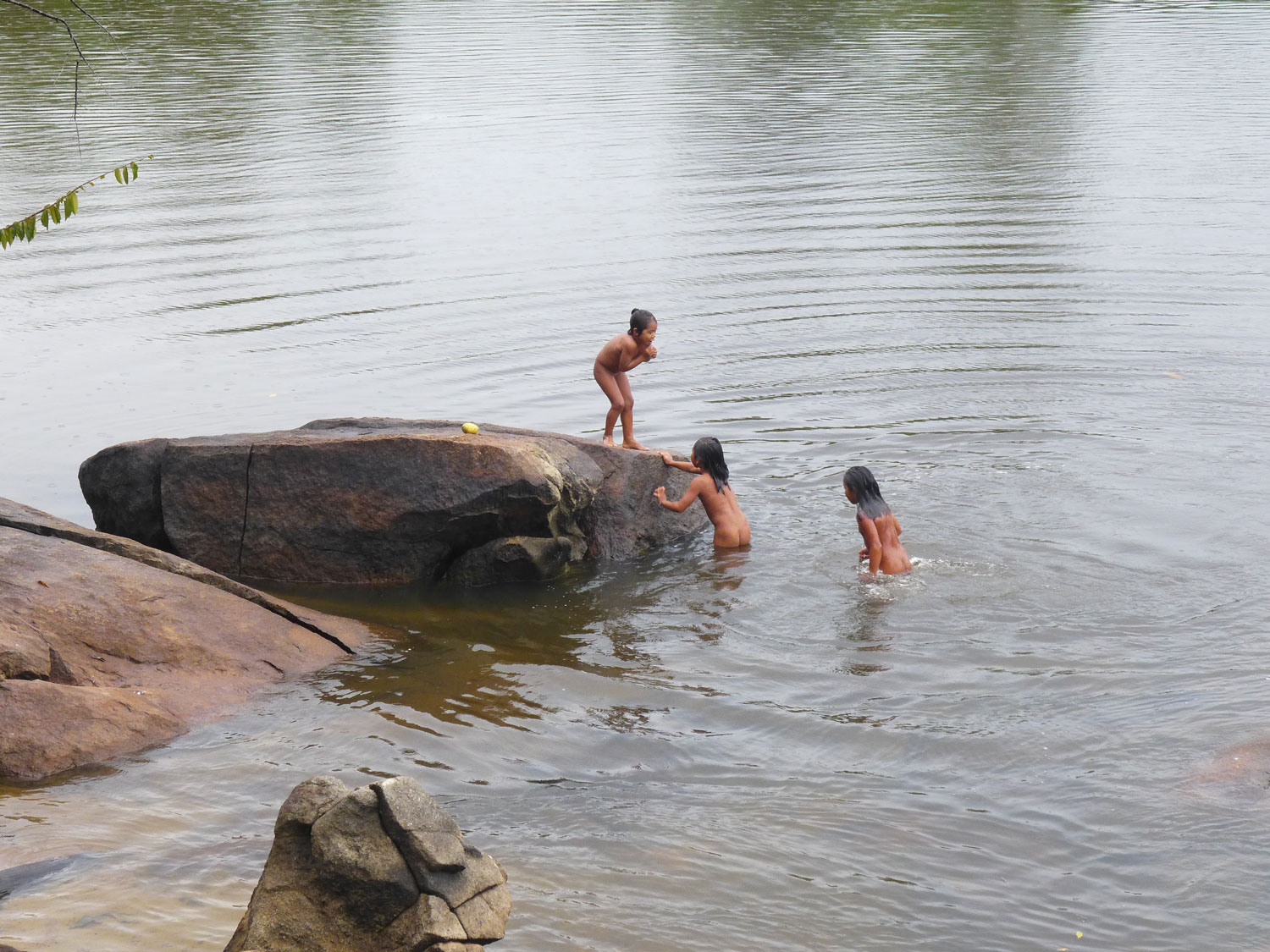 Petites filles jouant au fleuve.