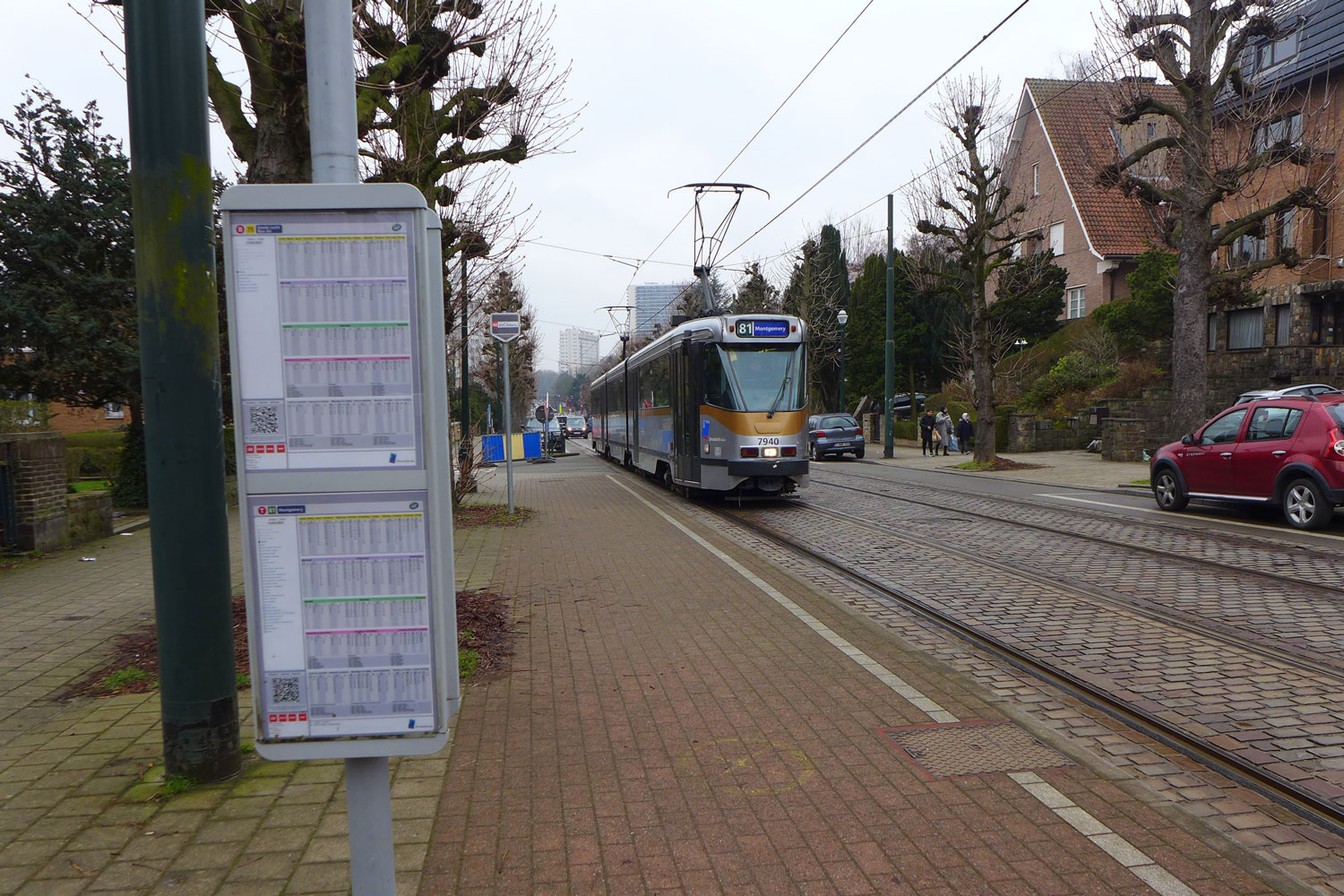 Le tram arrive. Notre correspondant rentre à son bureau pour mettre de l’ordre dans ce reportage et l’envoyer à Stéphanie, la secrétaire de rédaction, qui va le publier sur le site © Globe Reporters