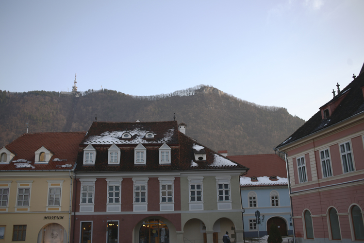 Le mot Brasov est accroché au-dessus de la ville, comme à Hollywood