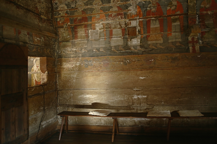 Peintures murales dans l’église exposée dans le parc ethnographique de Cluj