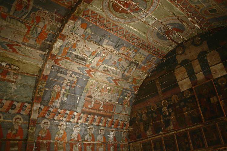 Peintures murales dans l’église exposée dans le parc ethnographique de Cluj