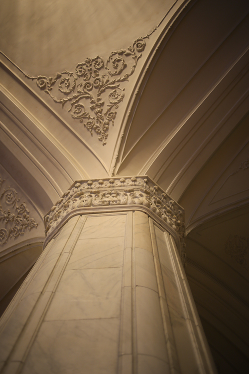 Détail d’une colonne en marbre blanc