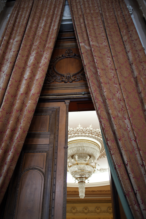 Des rideaux en soie à l’entrée d’une salle