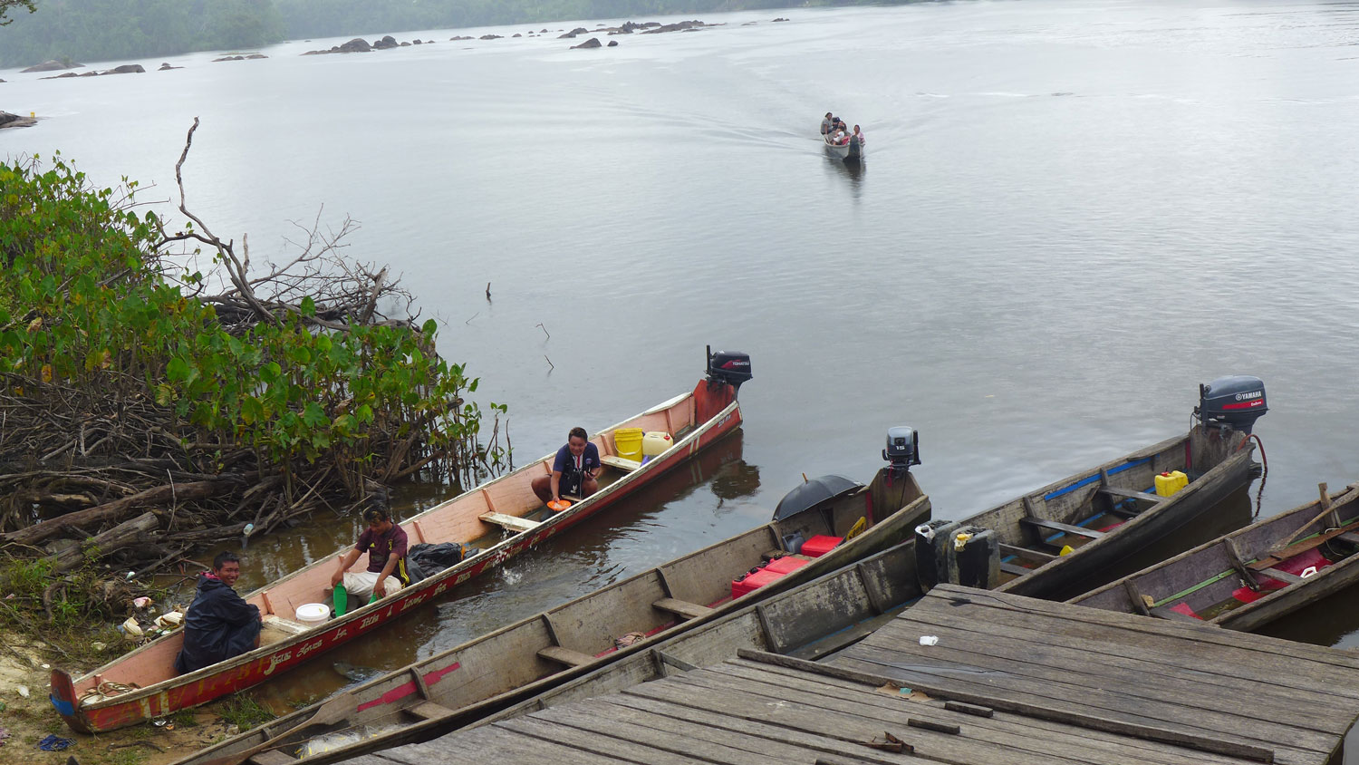 Arrivée en pirogue chez le Chinois, rive du Suriname.