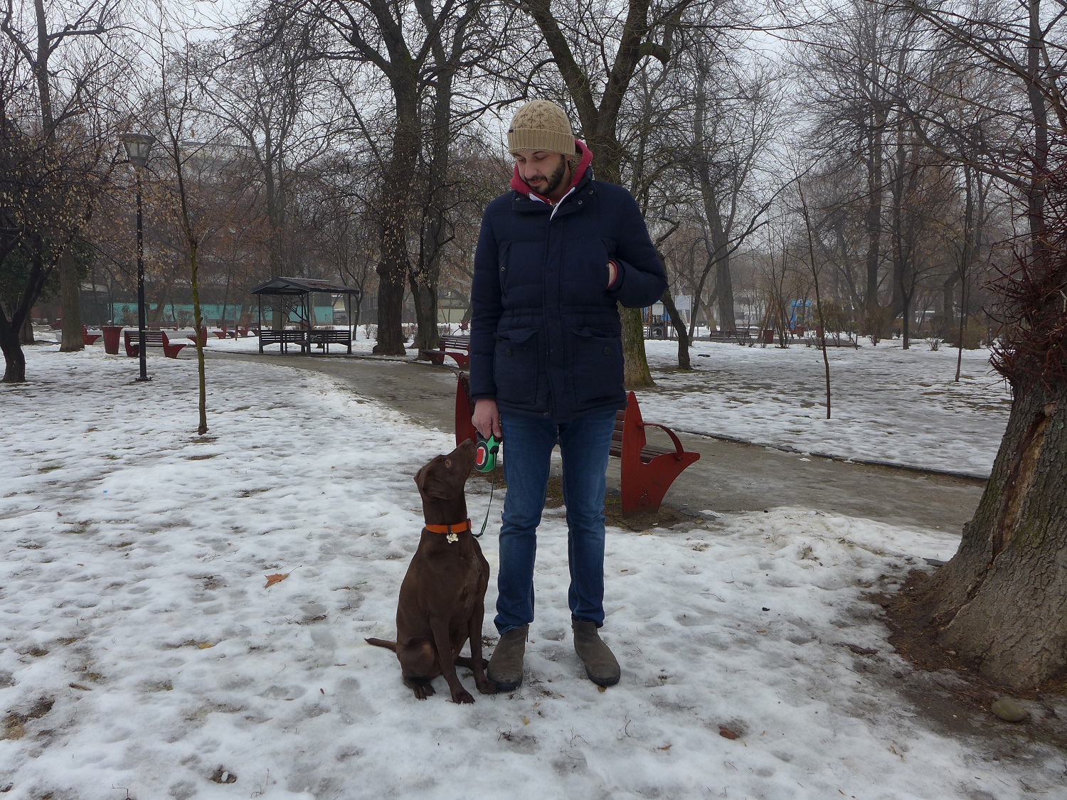 Stefan, 32 ans, et Rocco, 2 ans et demi, croisés dans le parc Icoanei, dans le centre de Bucarest. Rocco est un braque allemand. « Je l’ai adopté d’une femme qui ne s’en occupait pas, elle le gardait enchaîné tout le temps et ne lui donnait que du pain et de l’eau. Elle s’apprêter à l’abandonner dans la rue. Il n’était pas beau du tout, quand je l’ai récupéré. Je lui ai donc donné le nom que porte Alain Delon dans Rocco et ses frères. Il est trop beau dans ce film. »