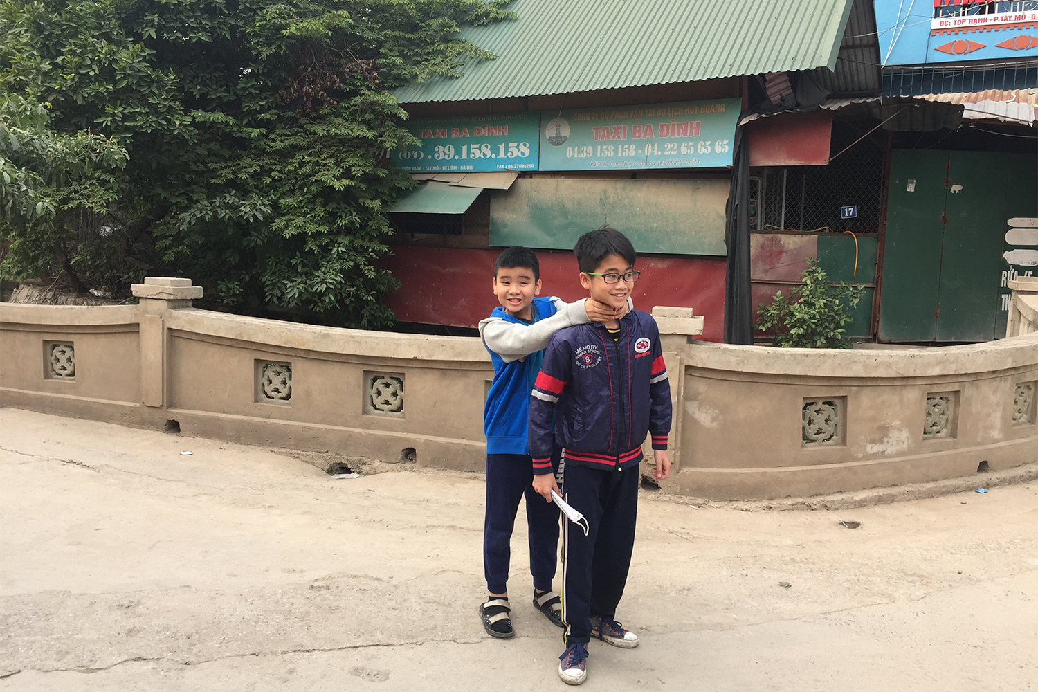J’appelle les enfants pour une photo : « Look at me, guys ! » Pas de souci, Viet en profite pour étrangler son cousin Dang.