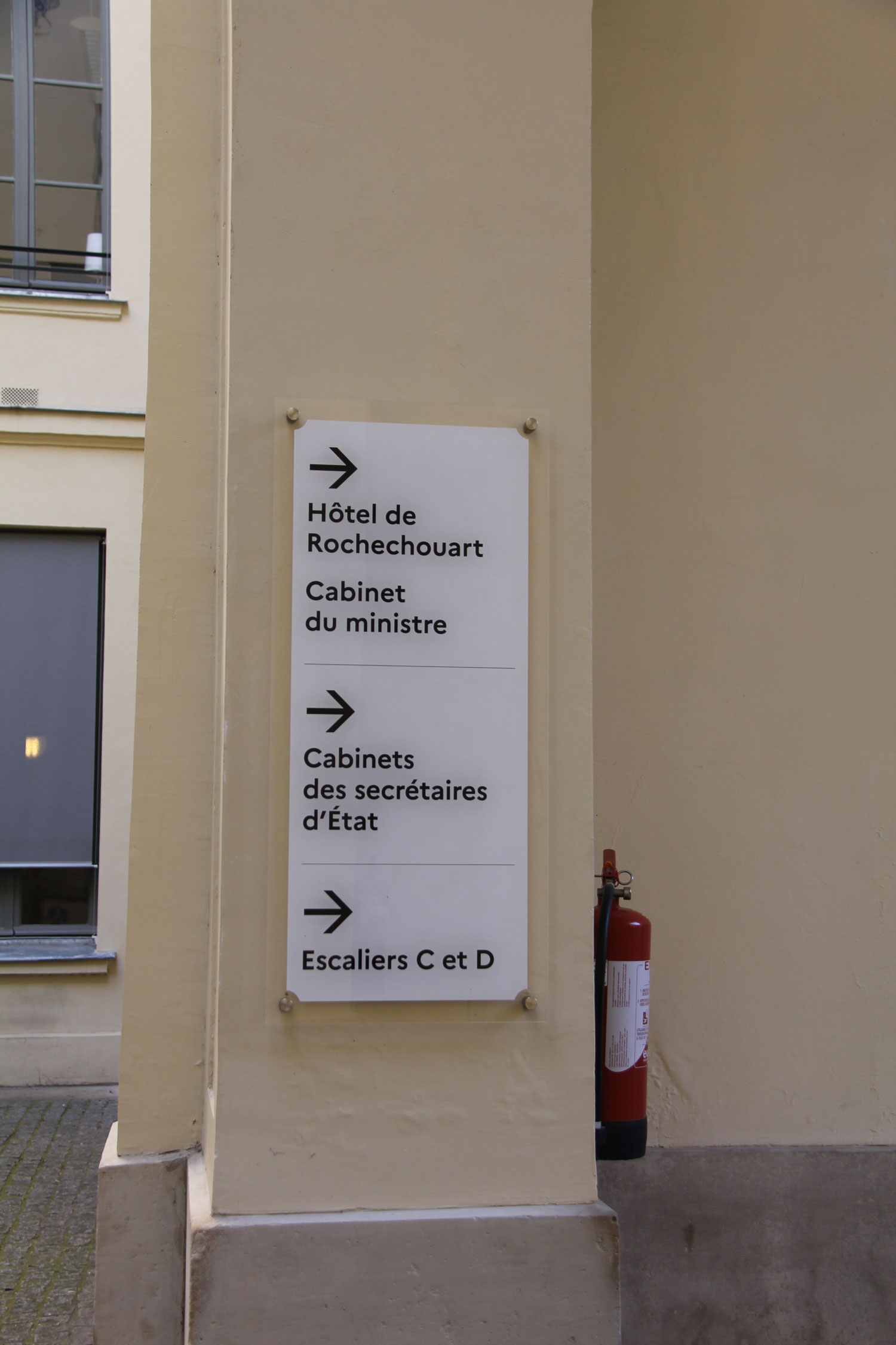 Tout au fond de la cour principale, la direction du cabinet du ministre. 