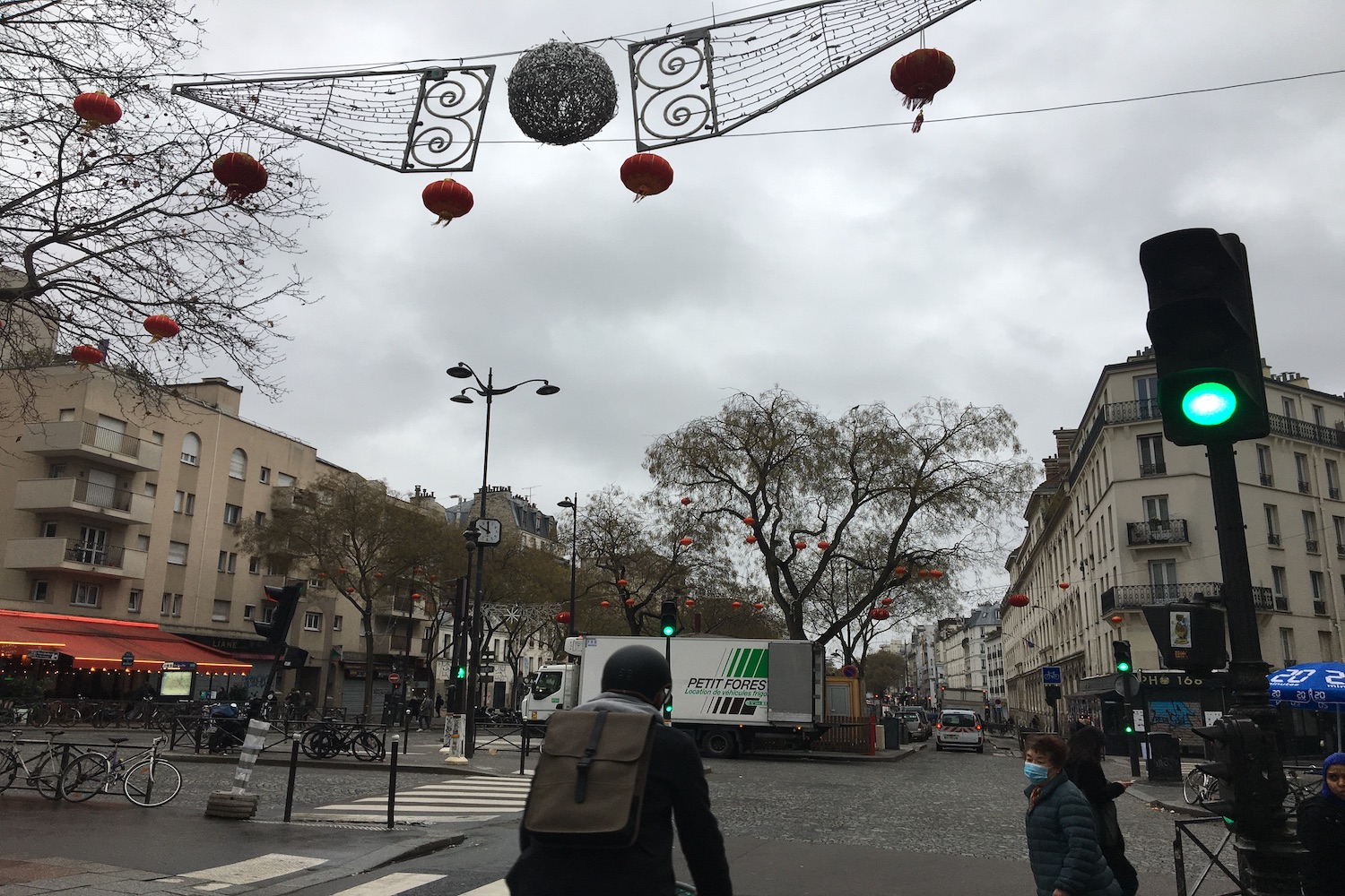 Elle traverse Paris à vélo du périphérique Nord au périphérique Est © Globe Reporters