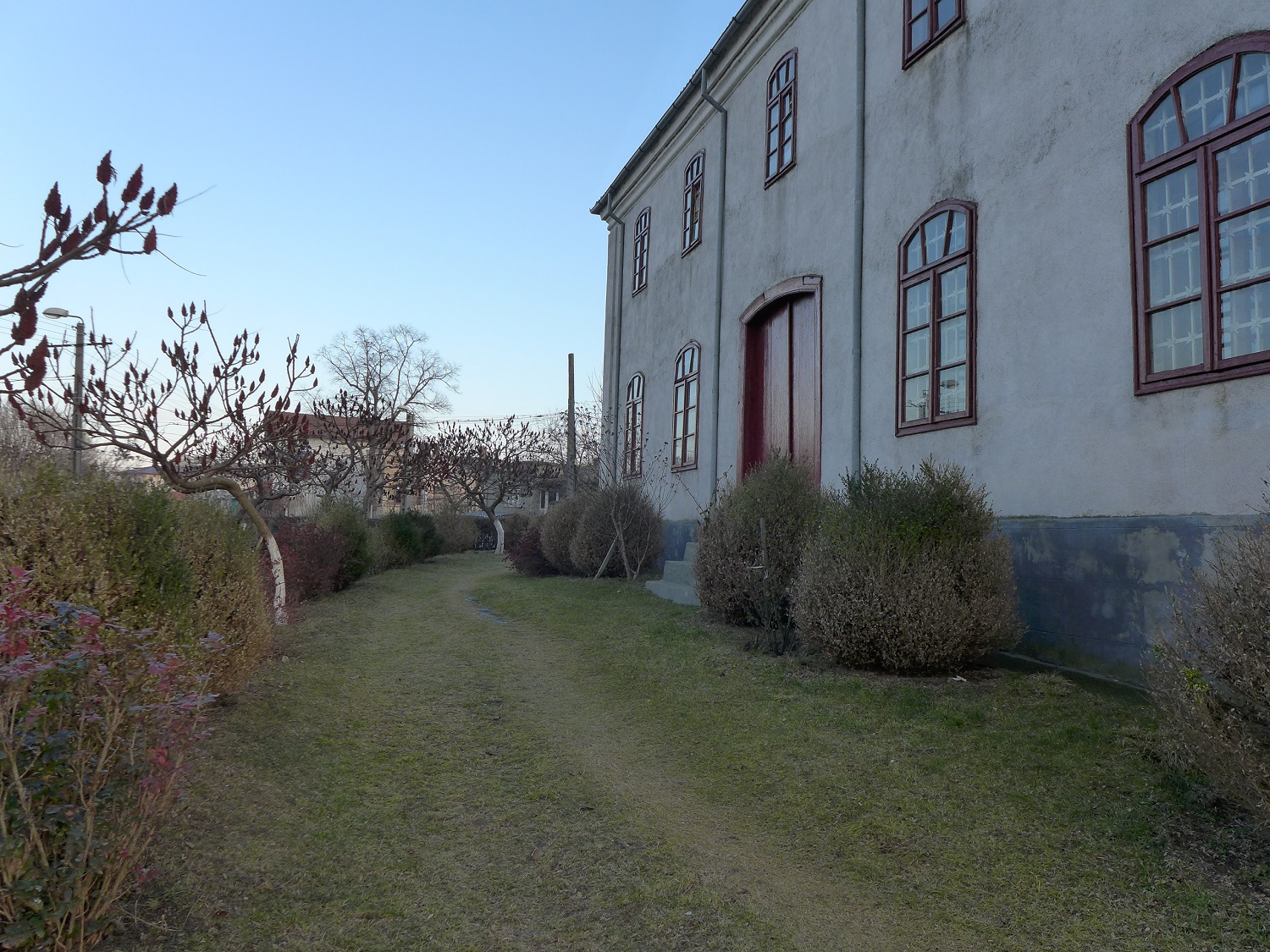 La mosquée est entouée d’un joli jardin, endormi en hiver.