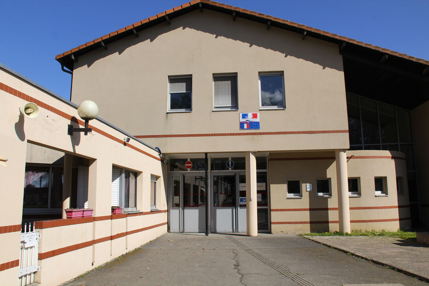 L’entrée du lycée de la Herdrie, typique de l’architecture des années 1970 © Globe Reporters