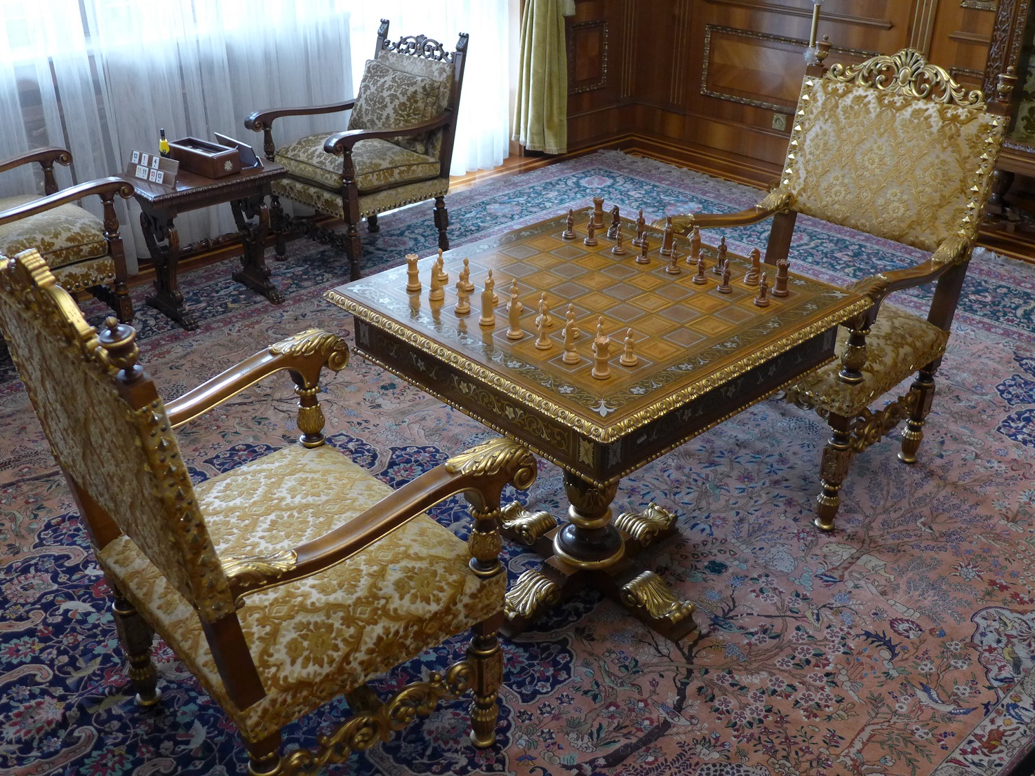 La salle de jeux, avec notamment une table d’échecs.