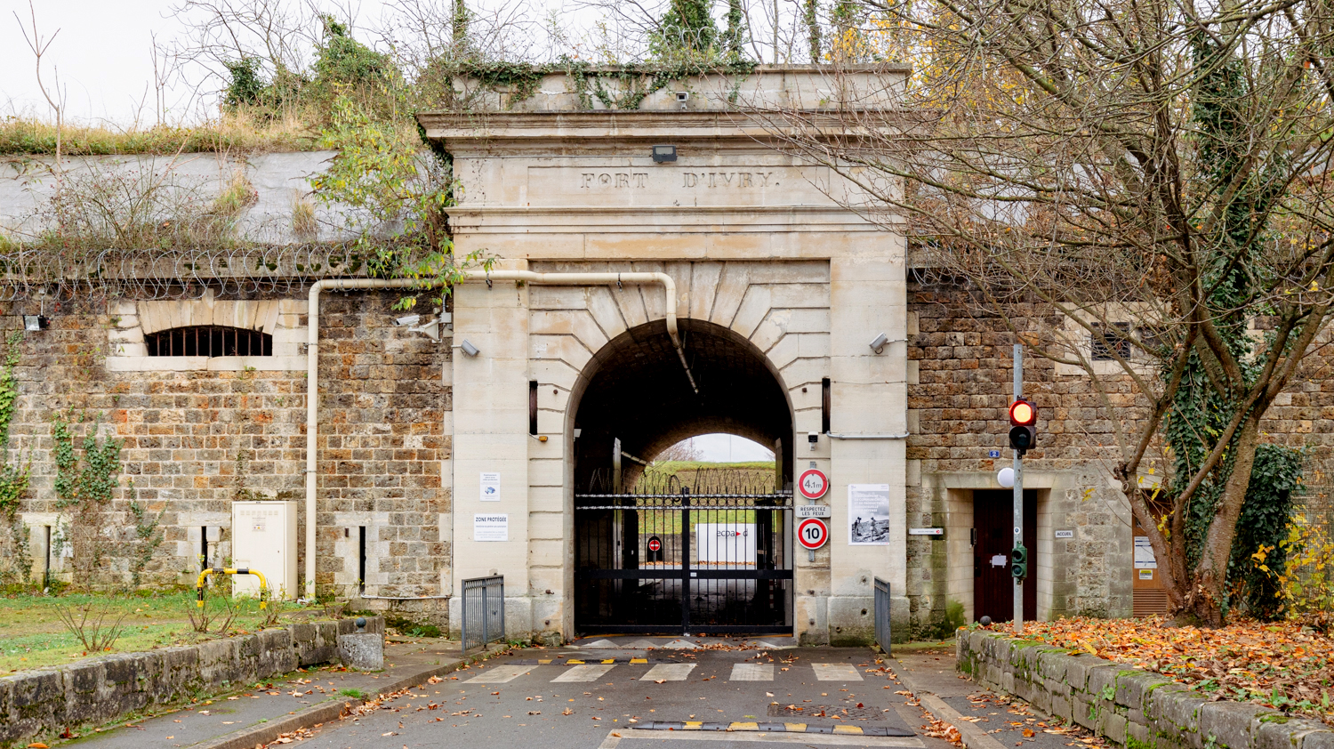 Le Fort d’Ivry conserve 14 millions de photos et 94 000 heures de films © Globe Reporters