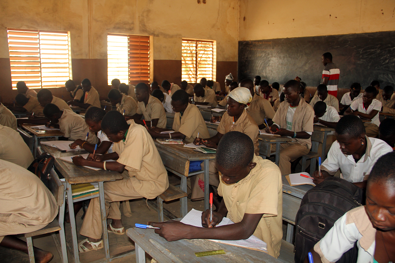 Au lycée de Niego, les professeurs ne sont pas assez nombreux. En français, la matière de Cilas PADE, un stagiaire a été recruté. 