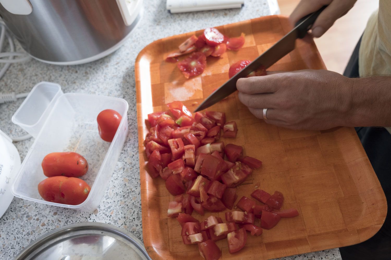 Couper les tomates en dés