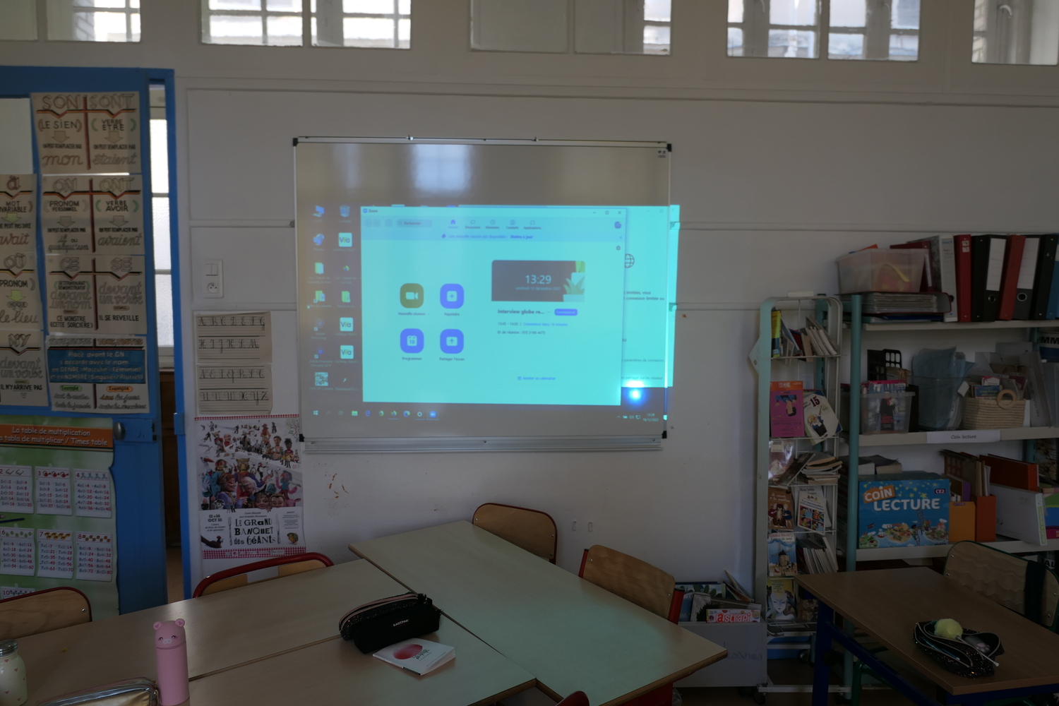 L’institutrice a branché l’ordinateur de l’école au vidéoprojecteur afin que toute la classe puisse bien voir la personne interviewée en visioconférence © Globe Reporters