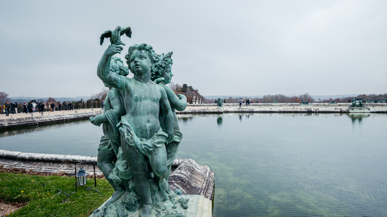 De nombreuses statues ornent les jardins © Globe Reporters