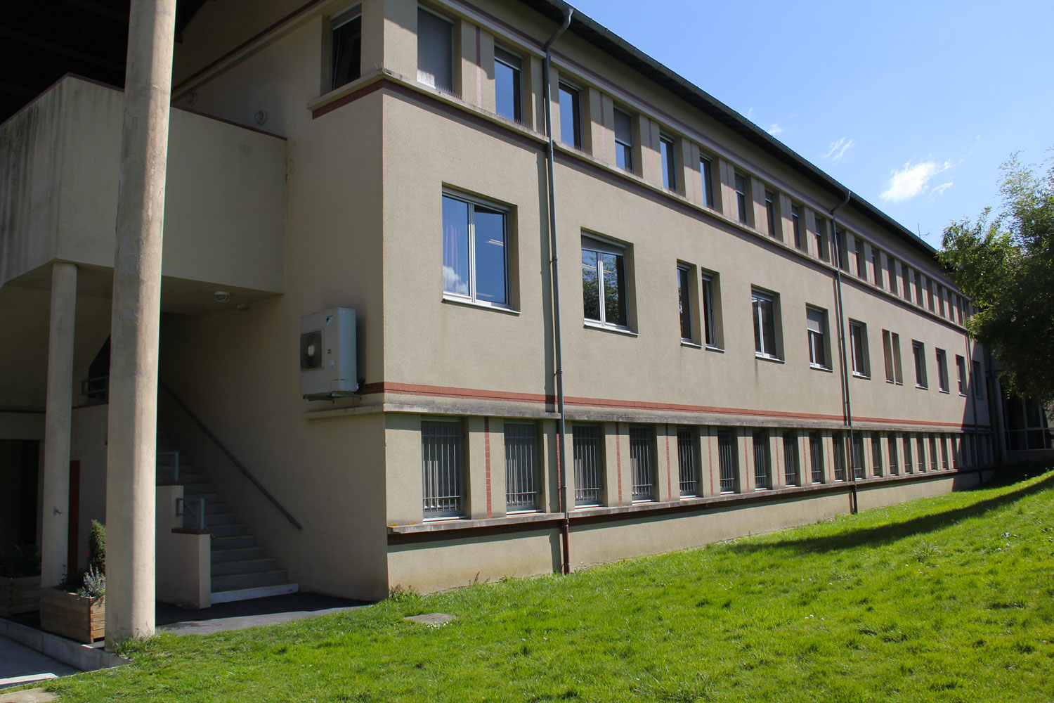 Il faut entrer dans le parc pour découvrir le bâtiment le plus ancien du lycée © Globe Reporters