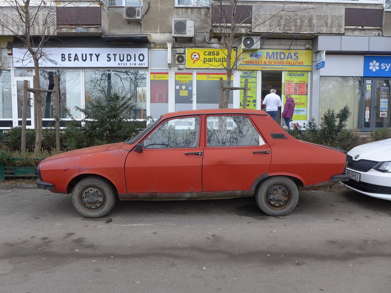 La mythique Dacia 1300, identique à la Renault 12. Dacia et Renault ont noué un partenariat à partir des années 1960. La production de la Dacia 1300 et ses dérivés s’est arrêtée en 2004. Encore nombreuses en circulation, au milieu des années 2000, elles se font maintenant rares.