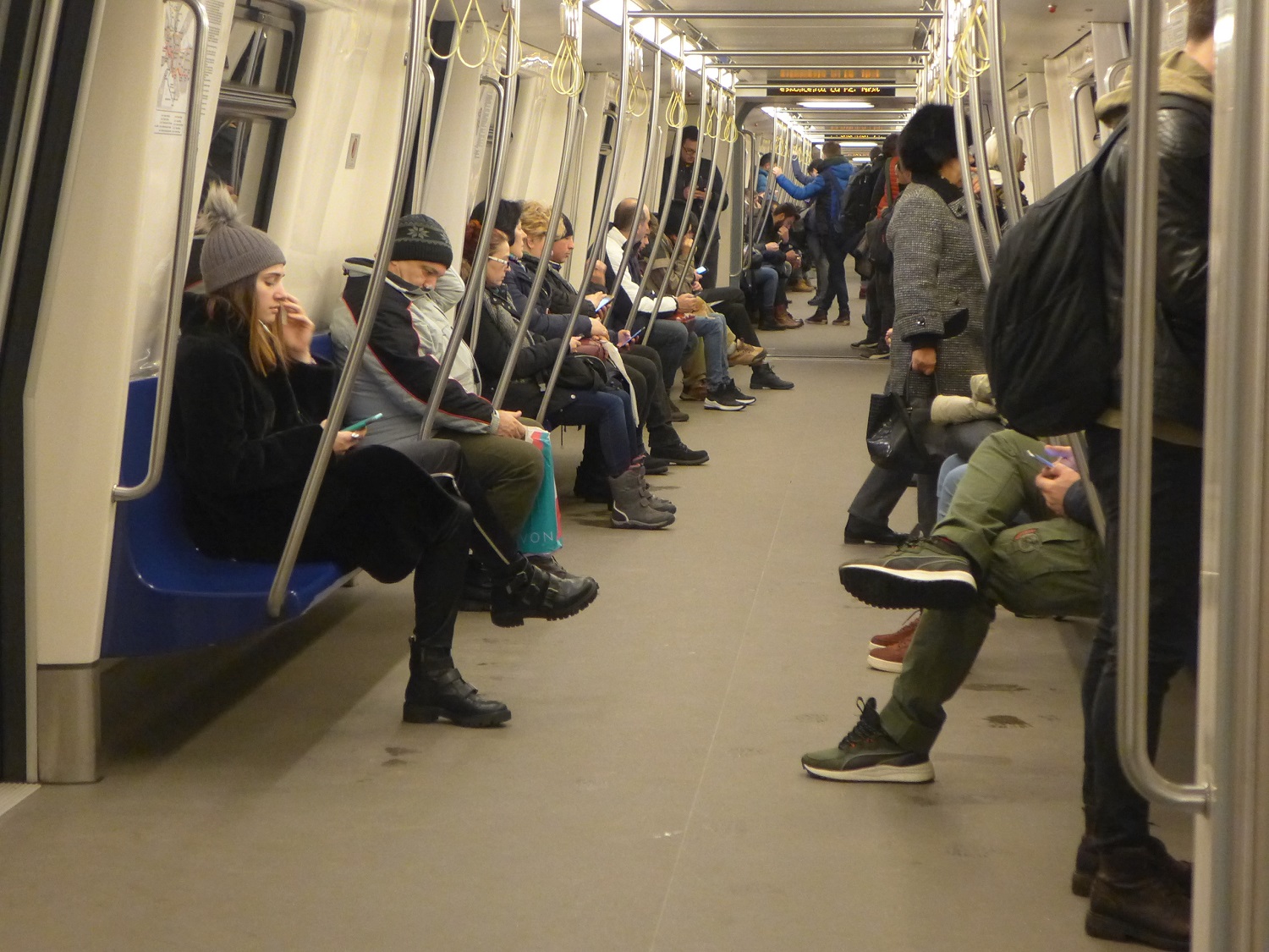 A l’intérieur d’une rame de métro, à Bucarest.