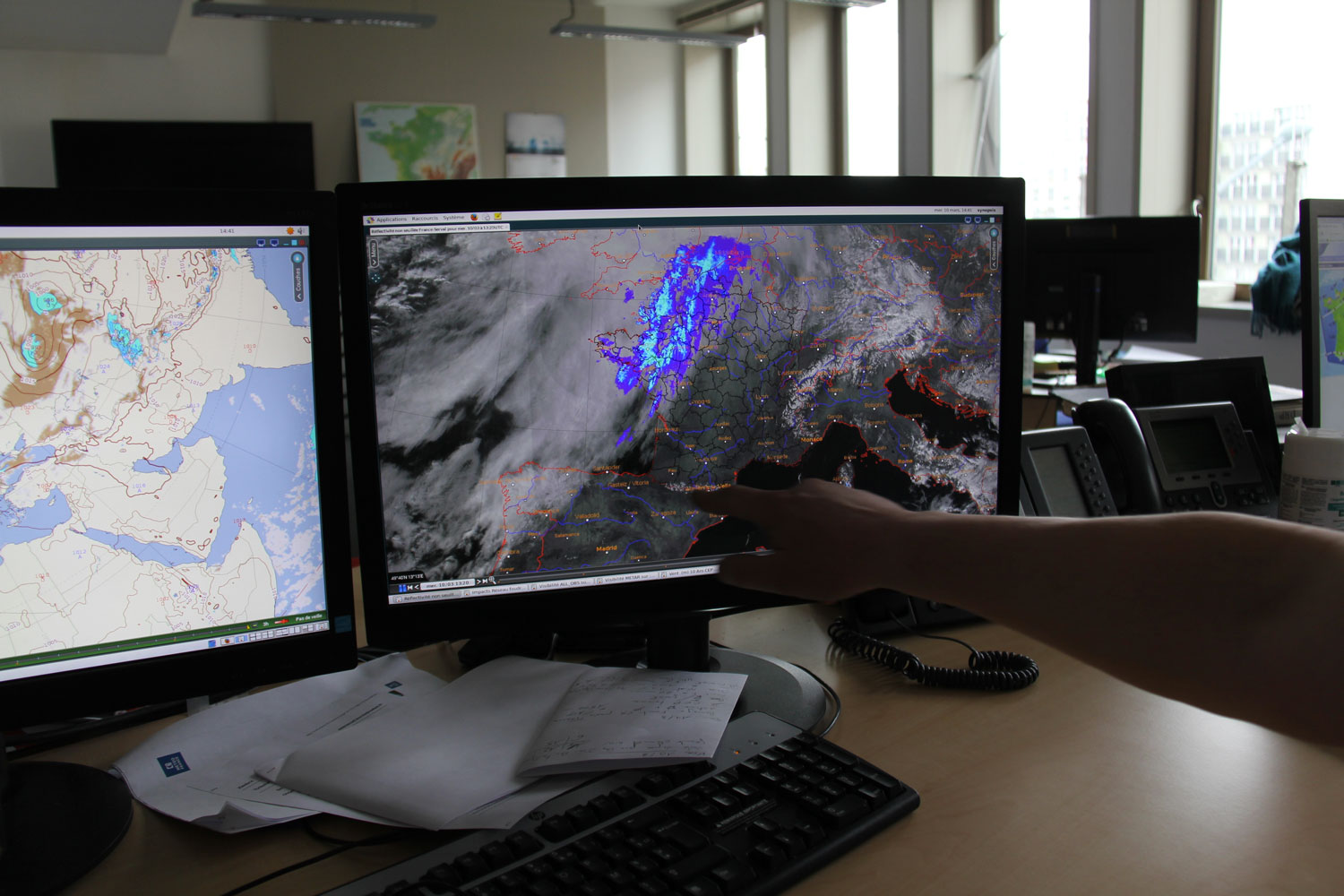 Les animations satellites ne font pas tout : le rôle des prévisionnistes est de les interpréter en mettant en corrélation d’autres paramètres relevés par des instruments au sol. © Globe Reporters