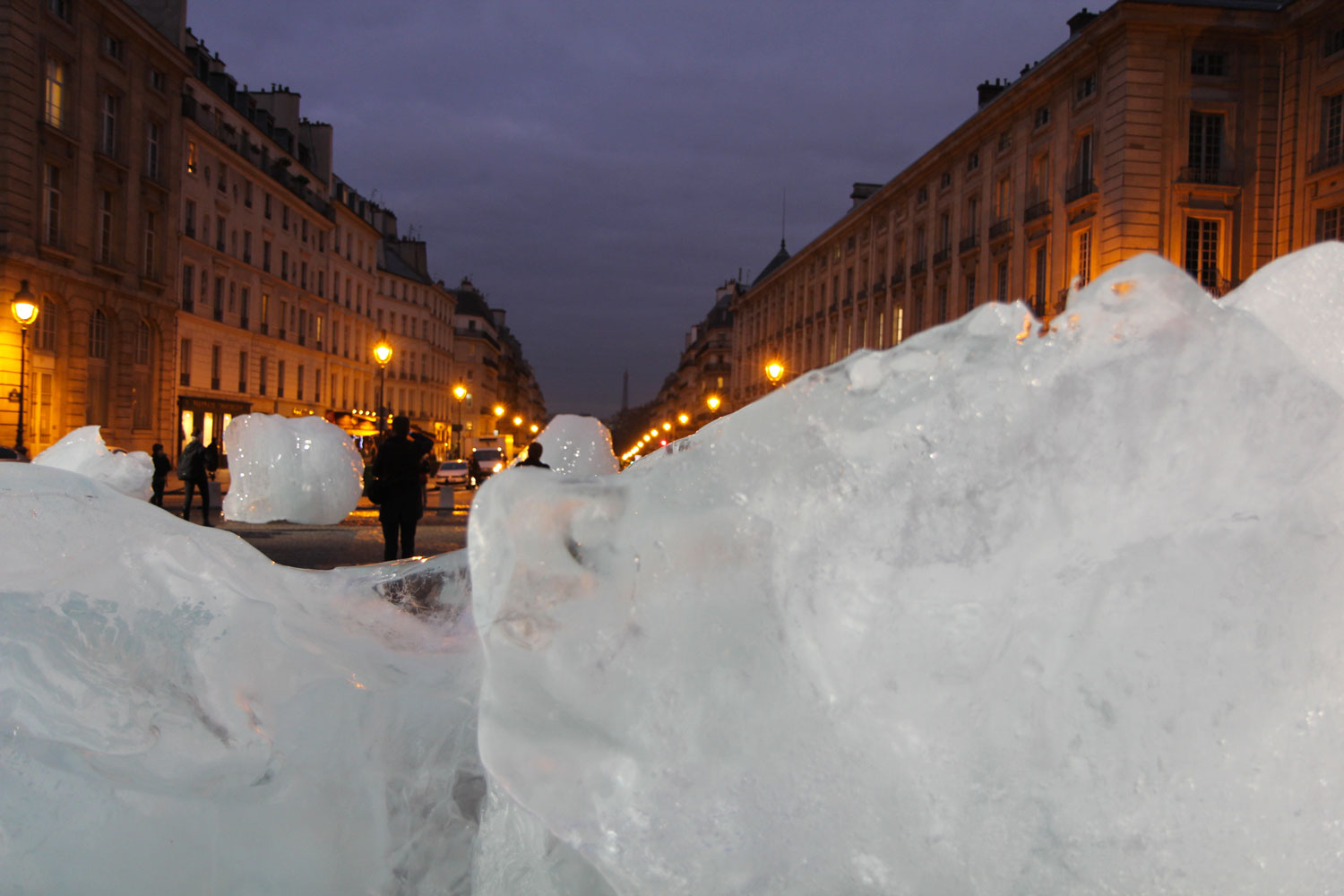 La rue Soufflot qui mène au Panthéon, mène pour quelques jours aux blocs de glace de la banquise. Crédit Valérie Rohart