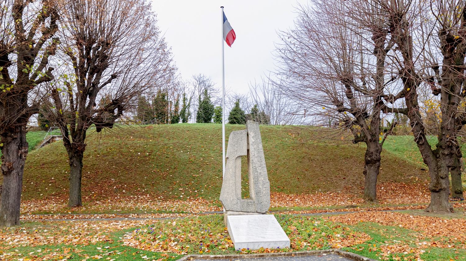 Monument aux morts. Les militaires formés à la photographie et la vidéo risquent aussi leur vie © Globe Reporters