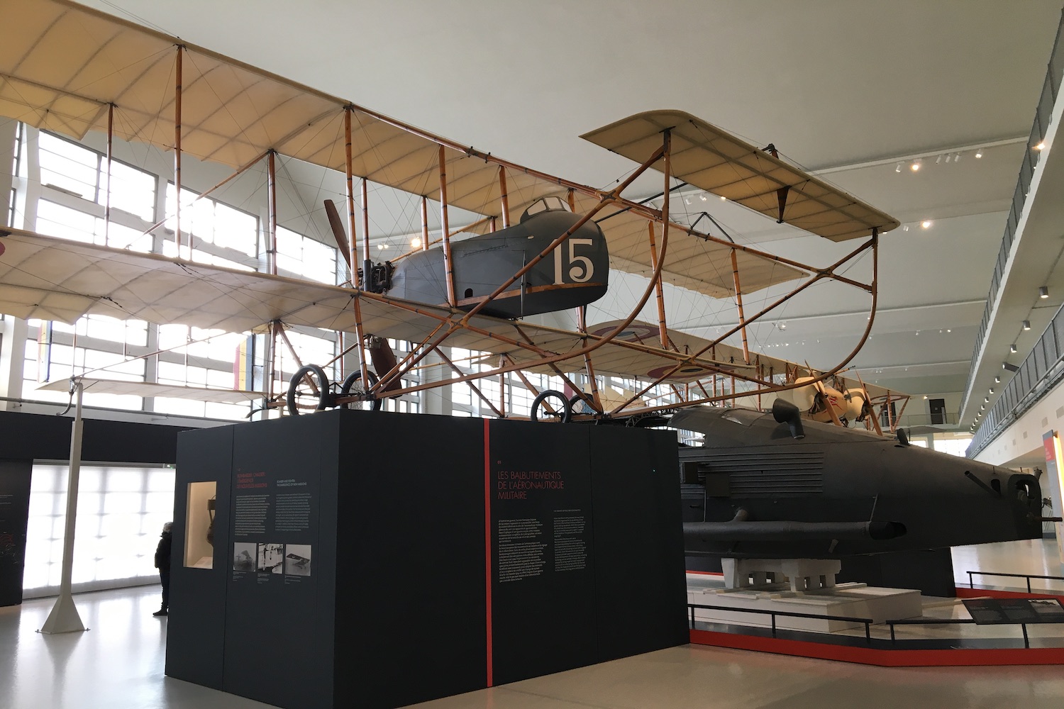 D’anciens avions militaires sont aussi exposés © Globe Reporters