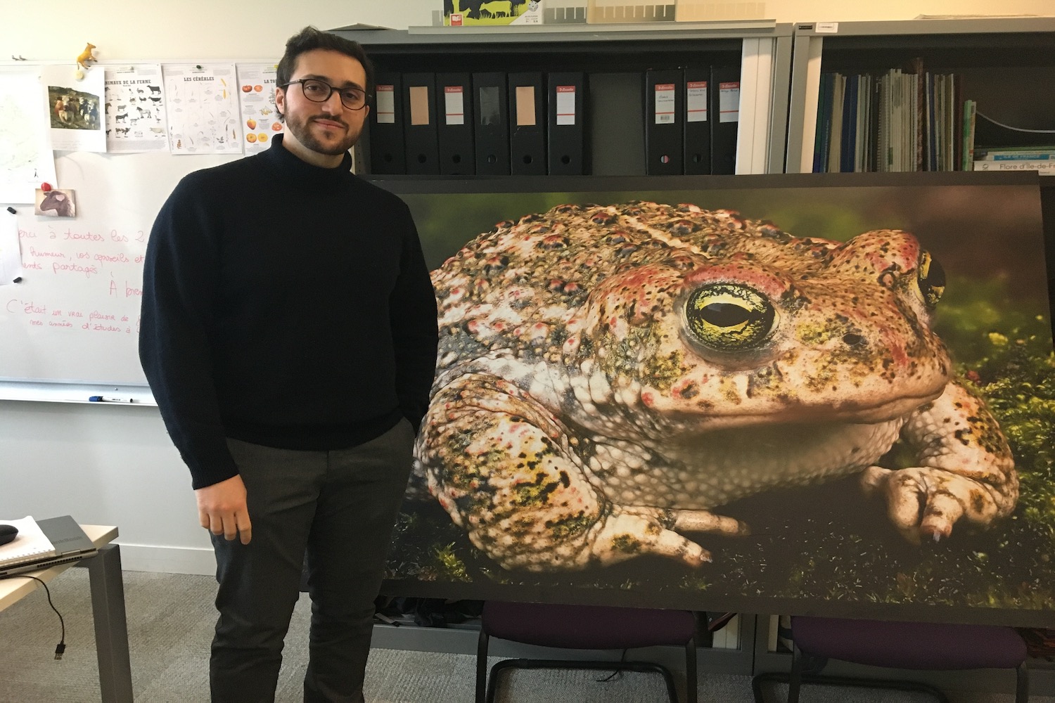 Emil KORT dans les bureaux d’IDF Nature devant le poster d’un gros grapeau © Globe Reporters