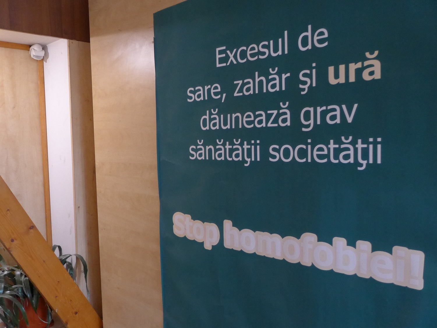 Une affiche, dans les locaux : « L’excès de sel, de sucre et de haine nuit gravement à la santé de la société... Stop homophobie ! », est-il écrit. 