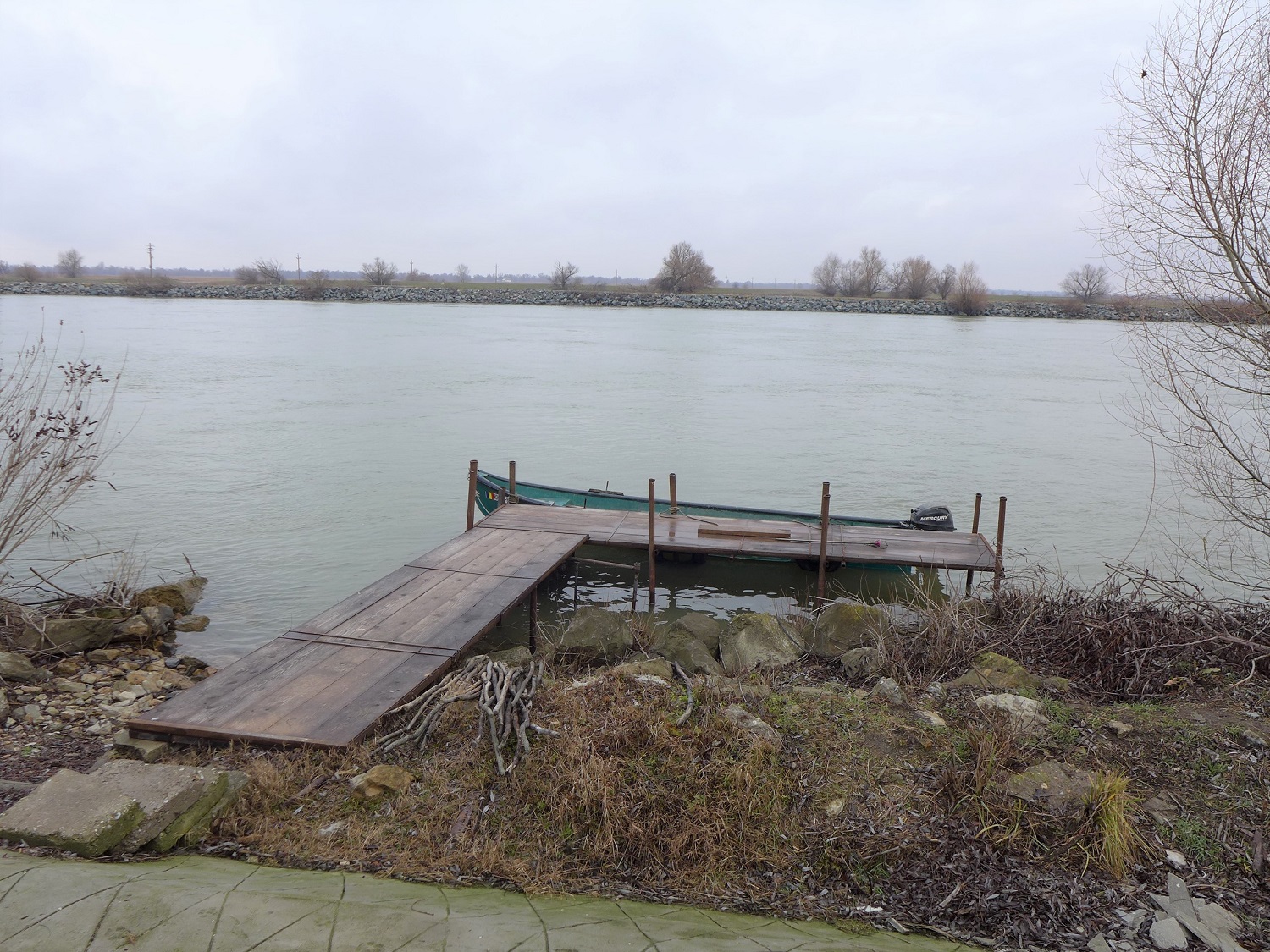 La plupart des habitants disposent d’un petit ponton privé et d’une barque, pour se déplacer.